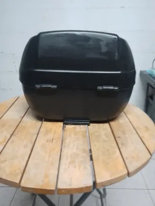 Baúl de moto negro