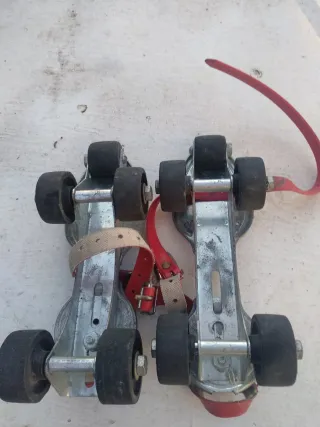Patines antiguos con correas