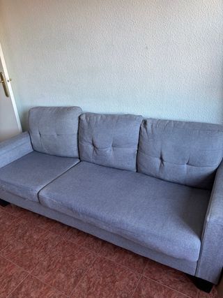 Sofá gris pequeño de tela