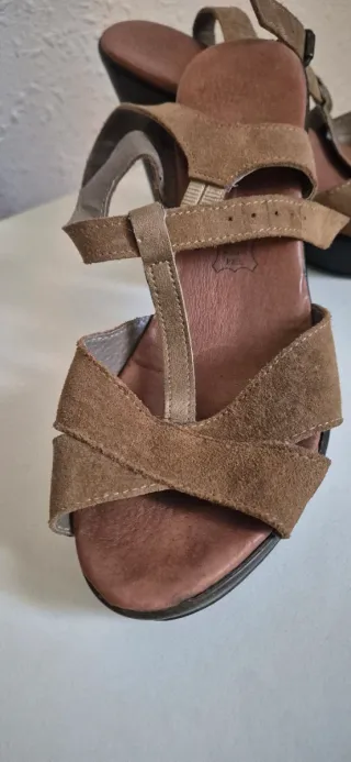 Sandalias de tacón beige y marrón, de piel