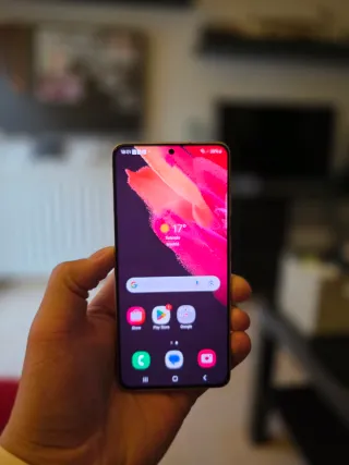 Samsung Galaxy S21 5G con marcas de uso