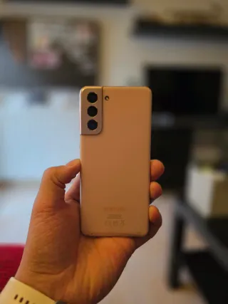 Samsung Galaxy S21 5G con marcas de uso