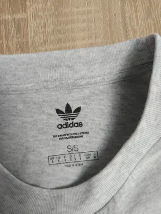 Camiseta Adidas Gris