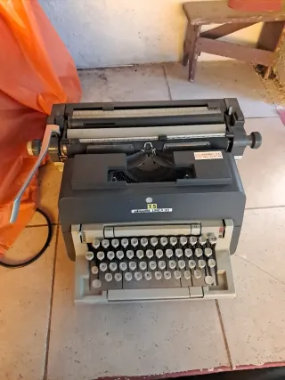 Máquina de escribir Olivetti Línea 98