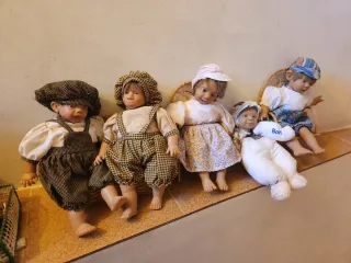 Vecchie bambole (di stoffa) da collezione.