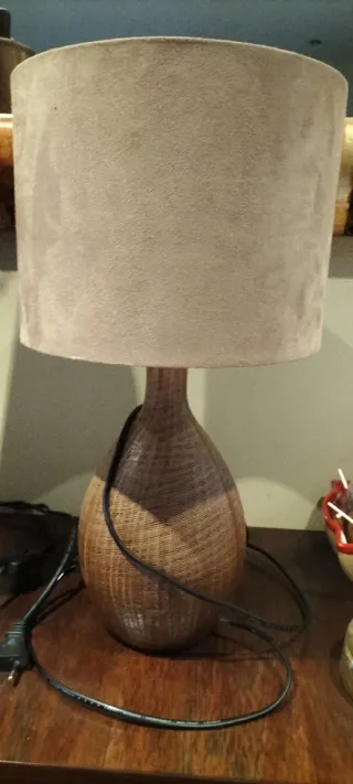 Lámpara de mesa beige y marrón