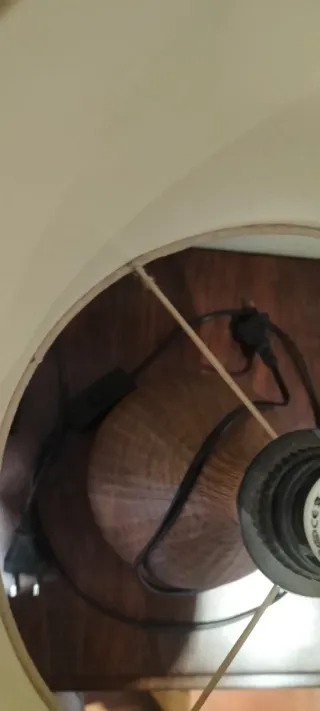 Lámpara de mesa beige y marrón