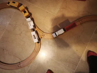 Pista de tren de madera