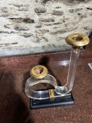 Portavelas acrílico y metal dorado