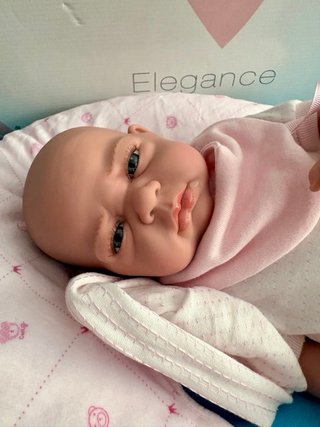 Muñeca Arias Bebé 42cm. Tipo reborn.