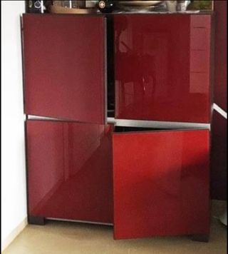 Mobile contenitore wengé e vetro rosso