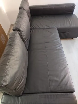 Sofá de piel negro