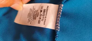 Camisa azul con plumas