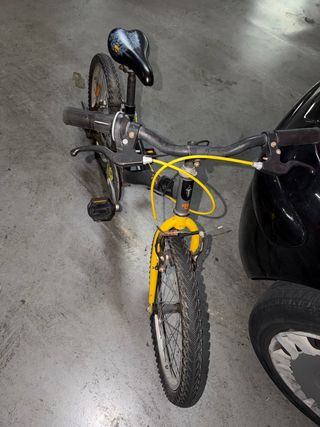 Bicicleta infantil gris y amarilla