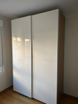 Guardaroba con ante scorrevoli bianco e legno