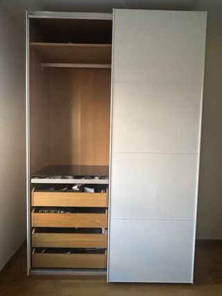 Guardaroba con ante scorrevoli bianco e legno