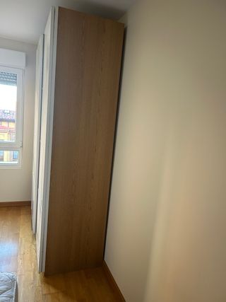 Guardaroba con ante scorrevoli bianco e legno