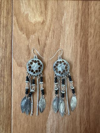 Pendientes estilo hippie con plumas