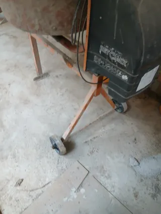 2 Palas de mano Hormigonera 130 l funciona bien