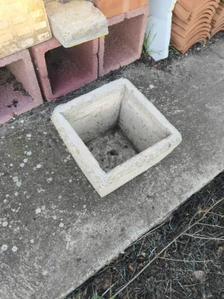 Vaso di cemento bianco