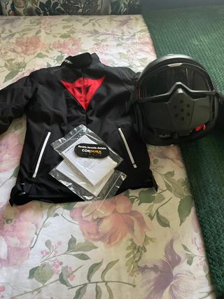 Chaqueta y casco de moto Dainese Shark