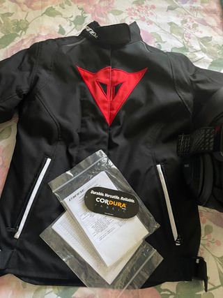 Chaqueta y casco de moto Dainese Shark