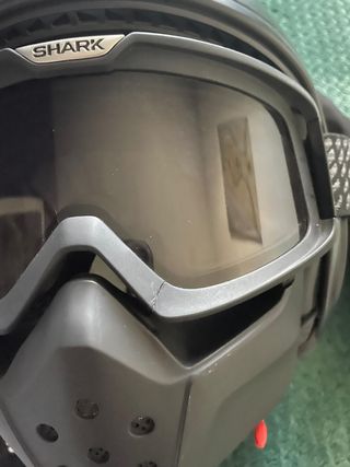 Chaqueta y casco de moto Dainese Shark