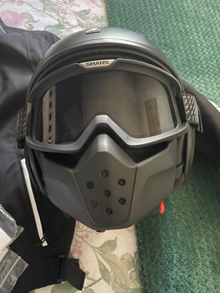 Chaqueta y casco de moto Dainese Shark