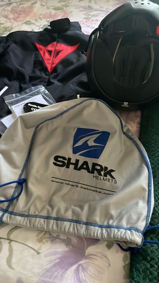 Chaqueta y casco de moto Dainese Shark