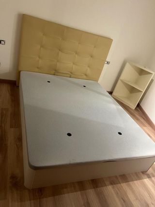 Canapé abatible con cabecero tapizado