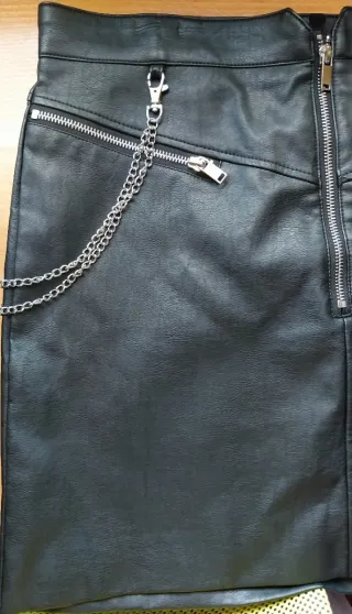 Minifalda negra cuero cremalleras y cadena