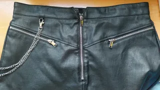 Minifalda negra cuero cremalleras y cadena