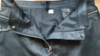 Minifalda negra cuero cremalleras y cadena