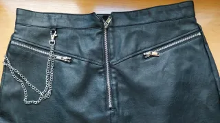 Minifalda negra cuero cremalleras y cadena