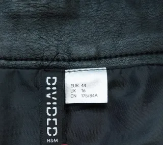 Minifalda negra cuero cremalleras y cadena