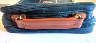 Bandolera de tela azul marino y marrón