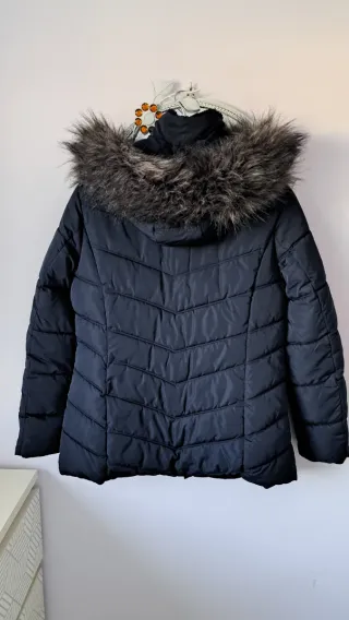 Abrigo azul marino con capucha