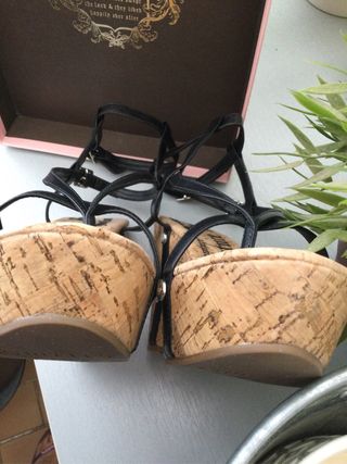 Sandalias Juicy Couture Cuña Negra y Beige