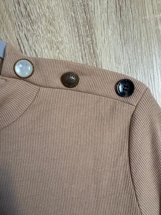 Jersey Primark beige cuello alto botones