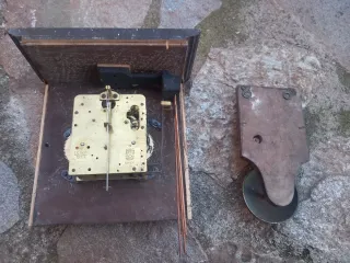 Reloj sobremesa y timbre antiguos