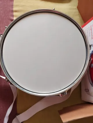 Tambor infantil Goki con baquetas