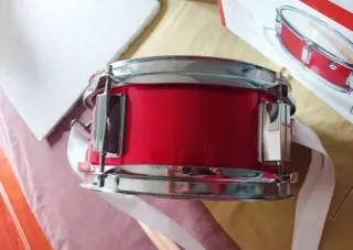 Tambor infantil Goki con baquetas