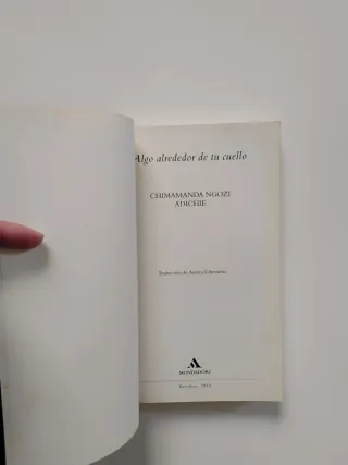 3x2 Algo alrededor de tu cuello - Chimamanda Ngozi