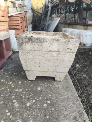 Fioriera in cemento bianco