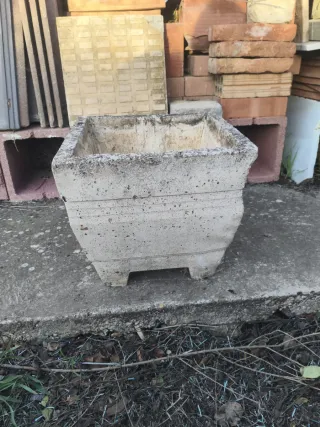 Fioriera in cemento bianco