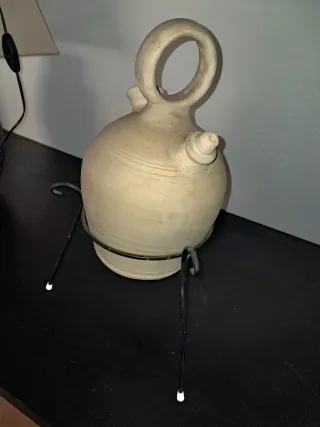 Botijo de barro con soporte