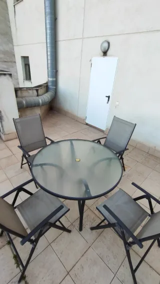 Mesa redonda cristal y 4 sillas reclinables