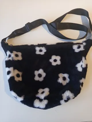 Bolso de peluche con flores