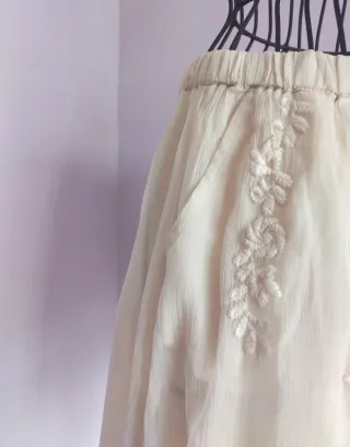 Falda Stradivarius beige bordada