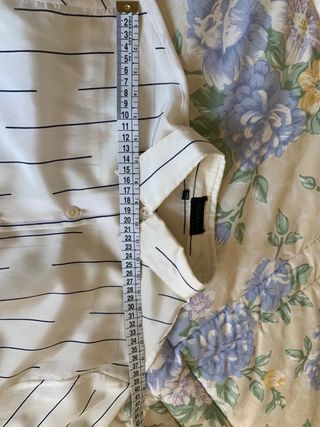 Camisa elegante blanca con rayas de seda